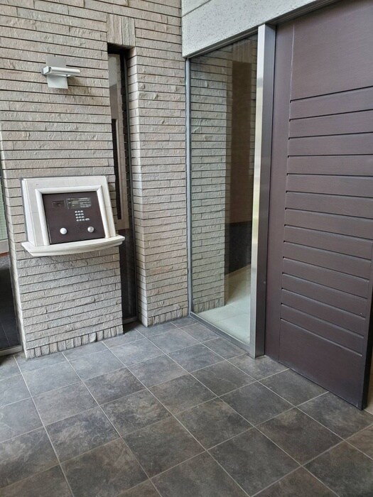 物件外観写真4　(エントランス部分)