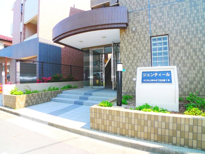 物件外観写真2　(エントランス部分)