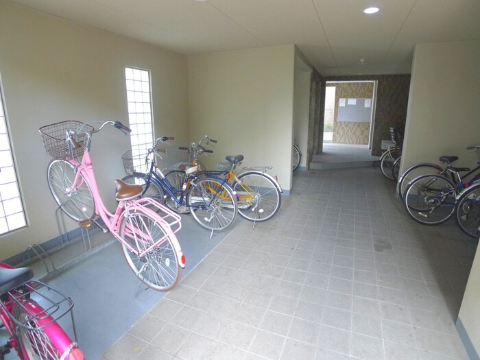 物件外観写真4　(駐輪場)