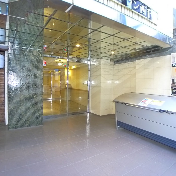 物件外観写真2　(エントランス部分)