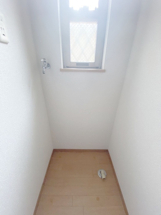 物件内観写真12　(洗濯機置場)