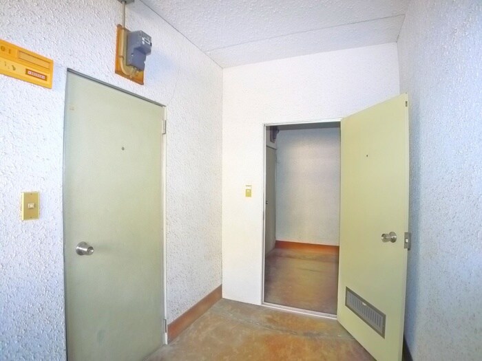 物件外観写真6　(エントランス部分)
