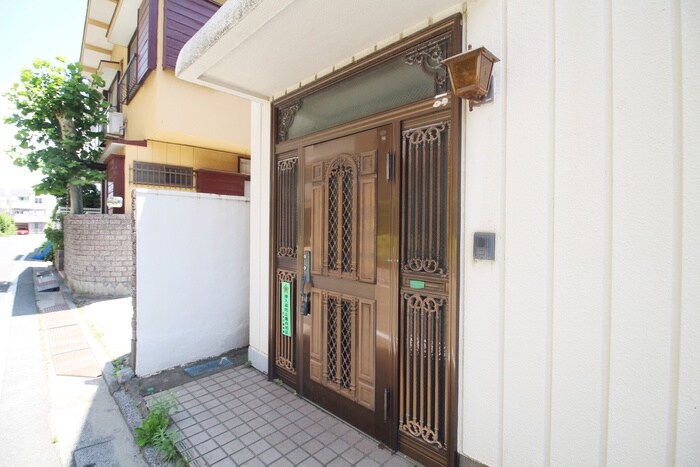 物件外観写真3　(エントランス部分)