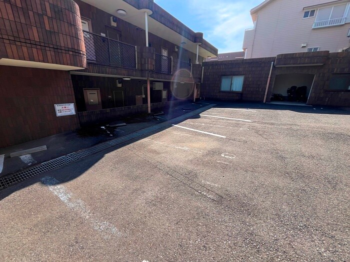 物件外観写真2　(駐車場)