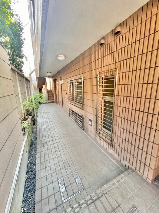 物件外観写真3　(エントランス部分)