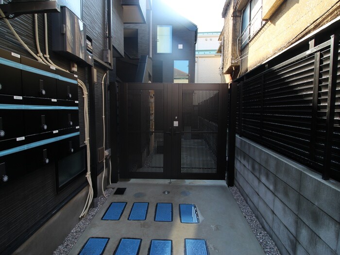 物件外観写真3　(エントランス部分)