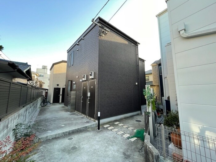 物件外観写真3　(エントランス部分)