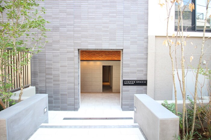 物件外観写真2　(エントランス部分)