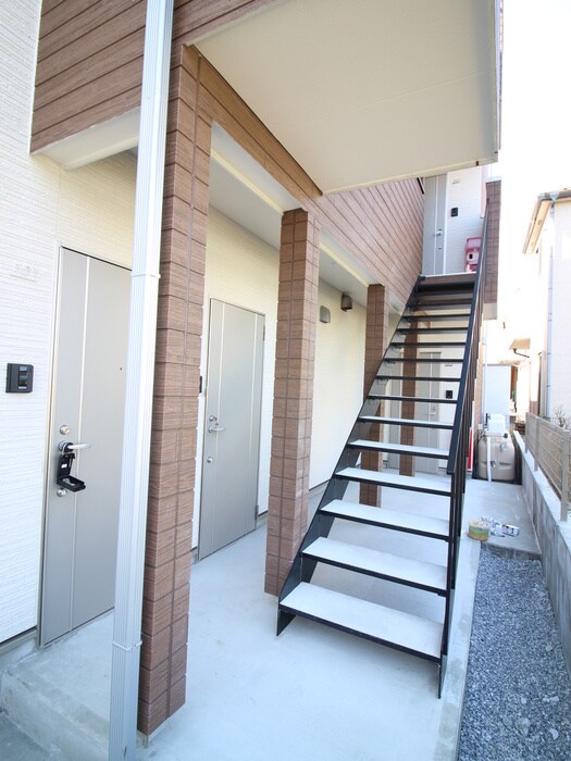 物件外観写真4　(エントランス部分)