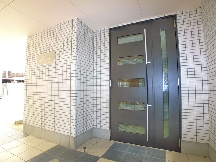 物件外観写真3　(エントランス部分)