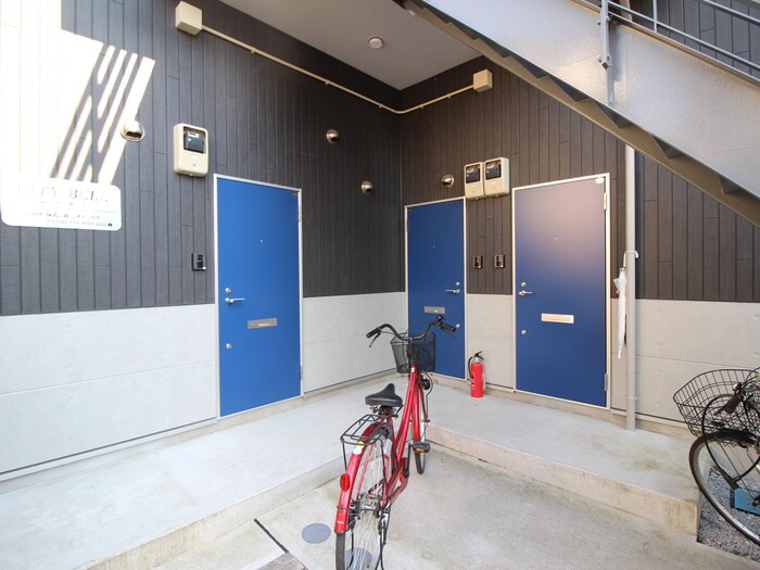 物件外観写真3　(エントランス部分)