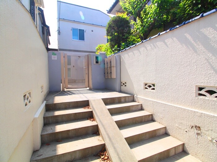 物件外観写真5　(エントランス部分)