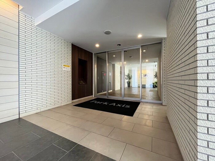 物件外観写真2　(エントランス部分)