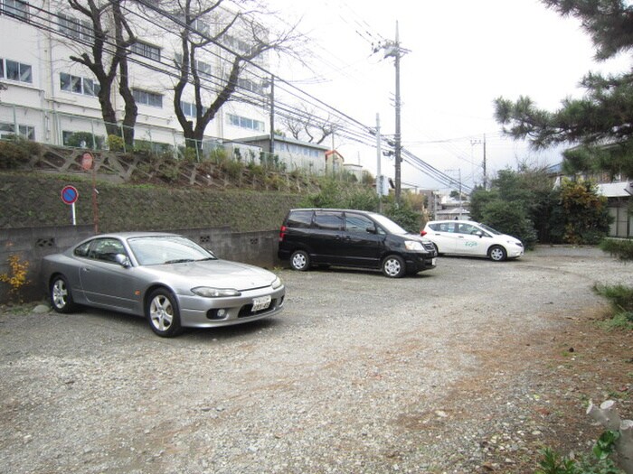 物件外観写真3　(駐車場)