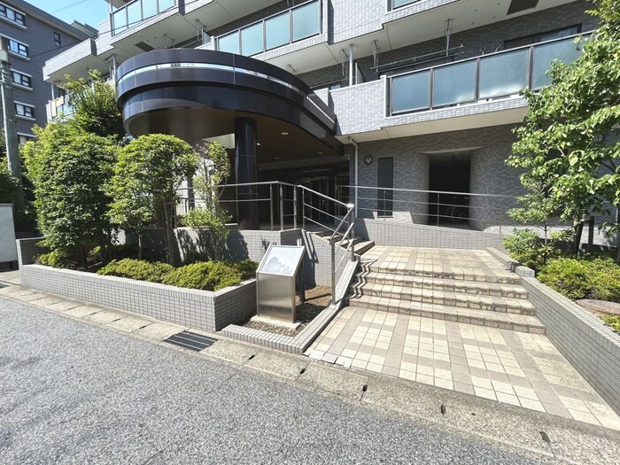 物件外観写真3　(エントランス部分)