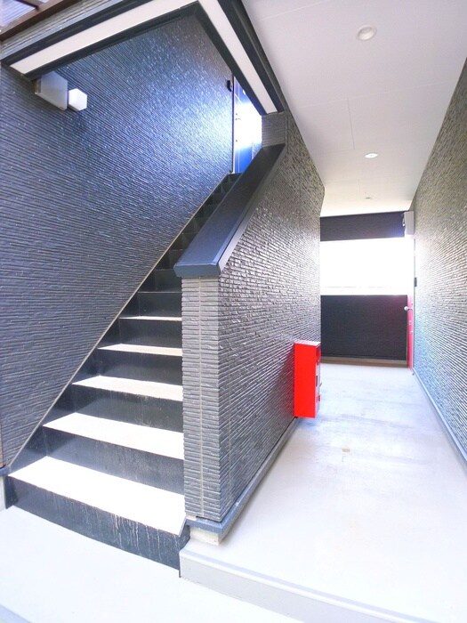 物件外観写真5　(エントランス部分)