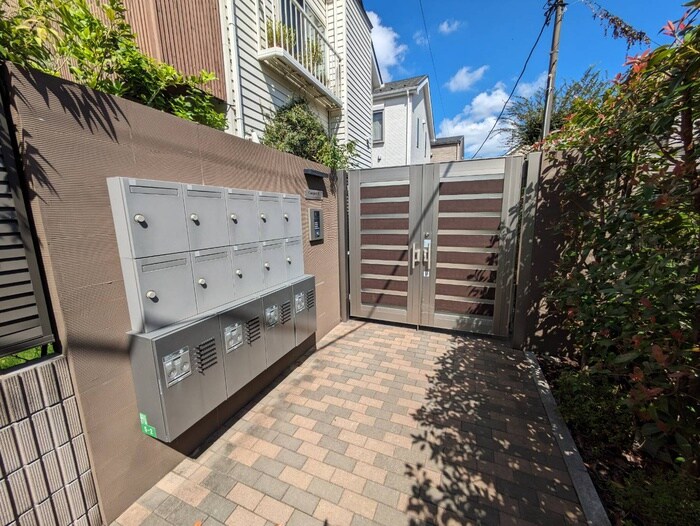 物件外観写真3　(エントランス部分)