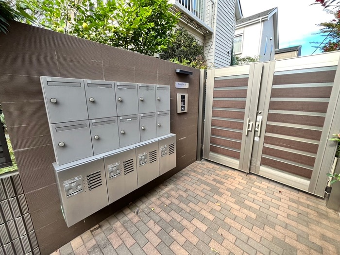 物件外観写真6　(エントランス部分)