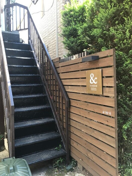 物件外観写真2　(エントランス部分)