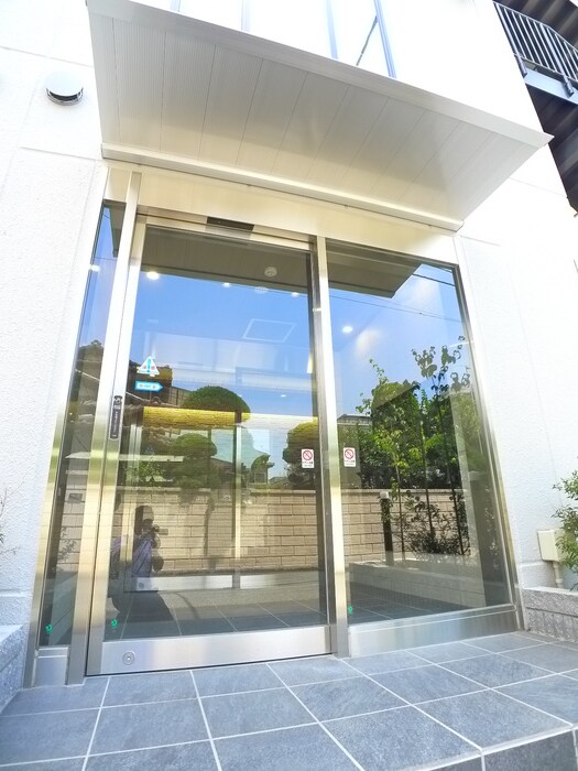 アヴェニール京成大久保のエントランス部分