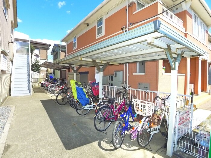 物件外観写真3　(駐輪場)
