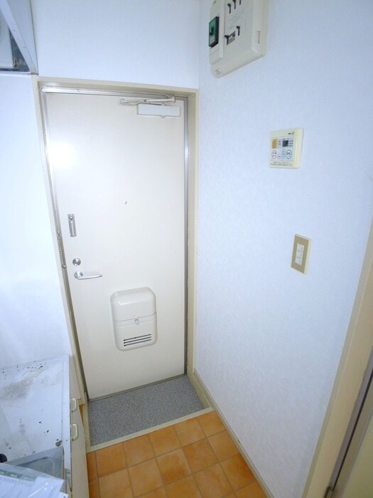 物件内観写真16　(玄関)