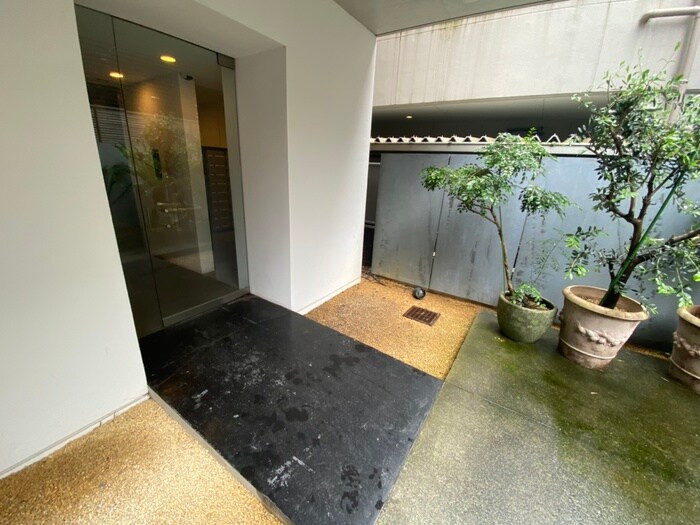 物件外観写真4　(エントランス部分)
