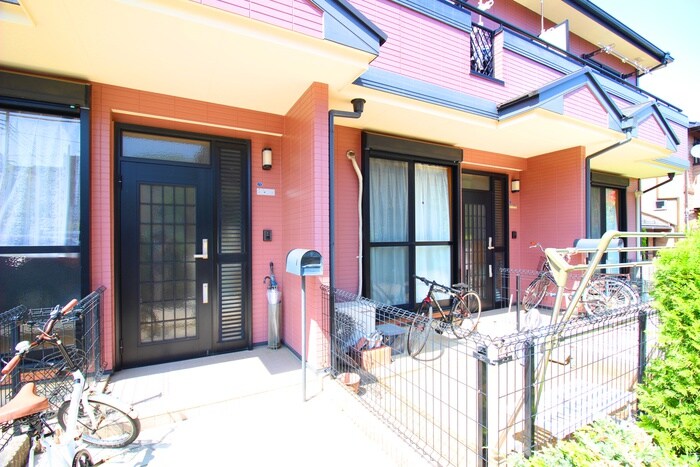 物件外観写真2　(エントランス部分)