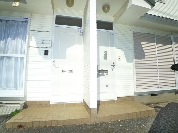 物件外観写真3　(エントランス部分)
