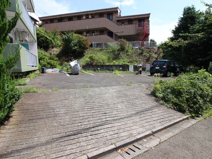 物件外観写真5　(駐車場)