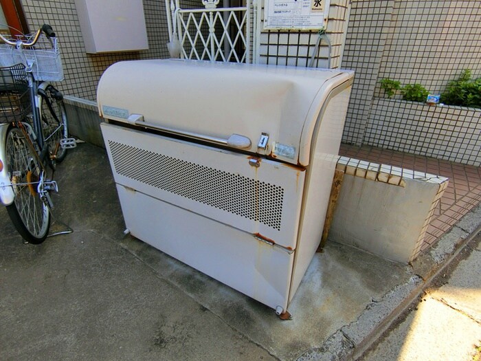 物件外観写真3　(エントランス部分)