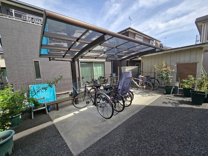 物件外観写真4　(駐輪場)