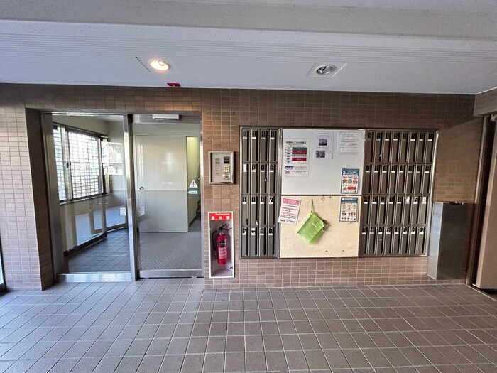 物件外観写真2　(エントランス部分)