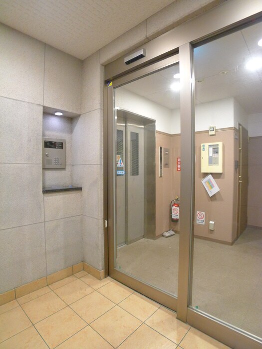 物件外観写真3　(エントランス部分)