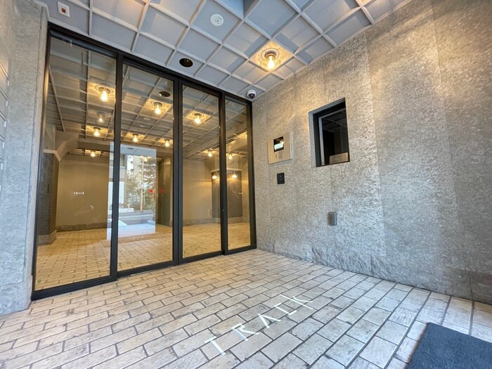 物件外観写真2　(エントランス部分)