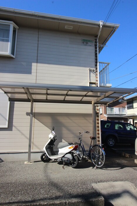 物件外観写真6　(バイク置き場)