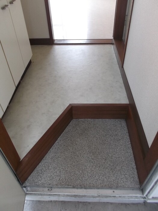 物件内観写真4　(玄関)