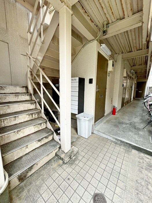 物件外観写真3　(エントランス部分)