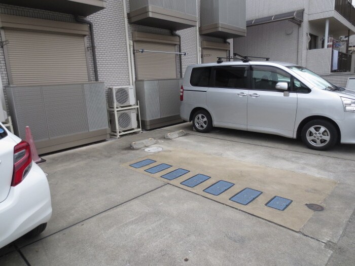 物件外観写真4　(駐車場)