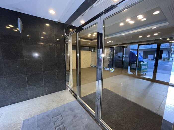 物件外観写真6　(エントランス部分)