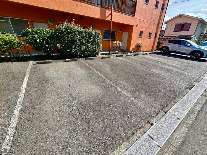 物件外観写真4　(駐車場)