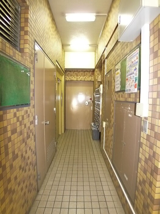 物件外観写真6　(エントランス部分)