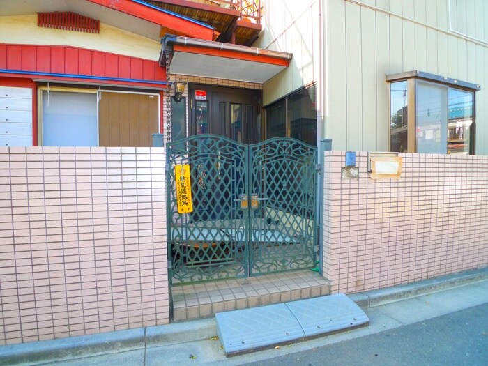 物件外観写真2　(エントランス部分)