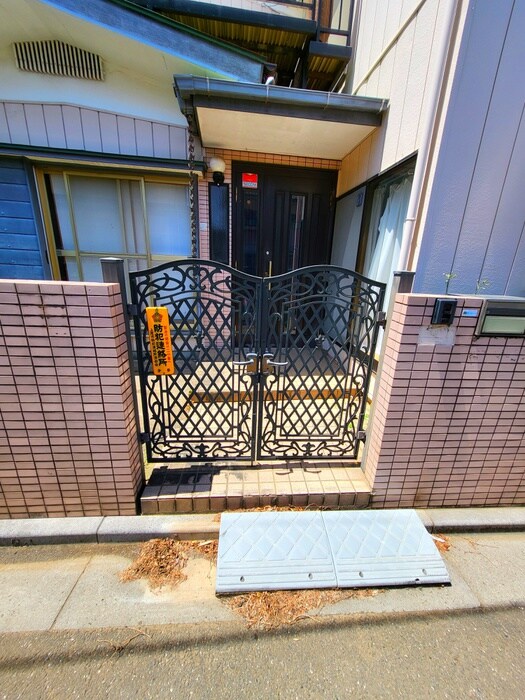 物件外観写真3　(バイク置き場)