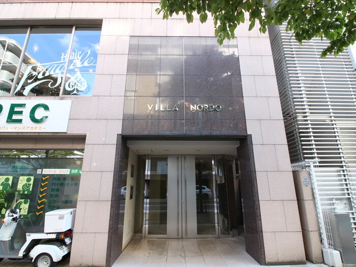 物件外観写真2　(エントランス部分)