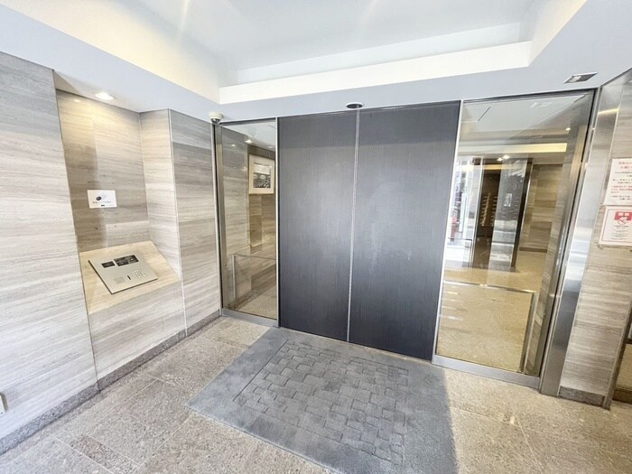 物件外観写真5　(エントランス部分)