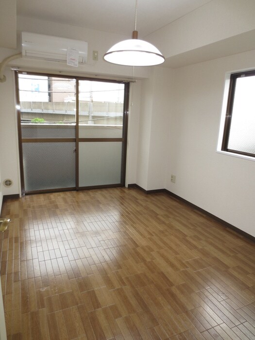 物件内観写真6　(室内からの展望)