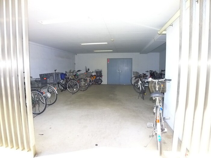 物件外観写真4　(駐輪場)