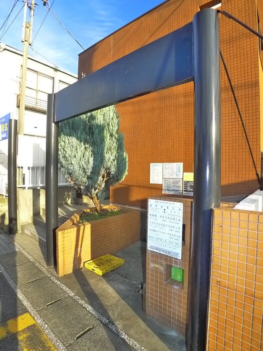 物件外観写真3　(エントランス部分)