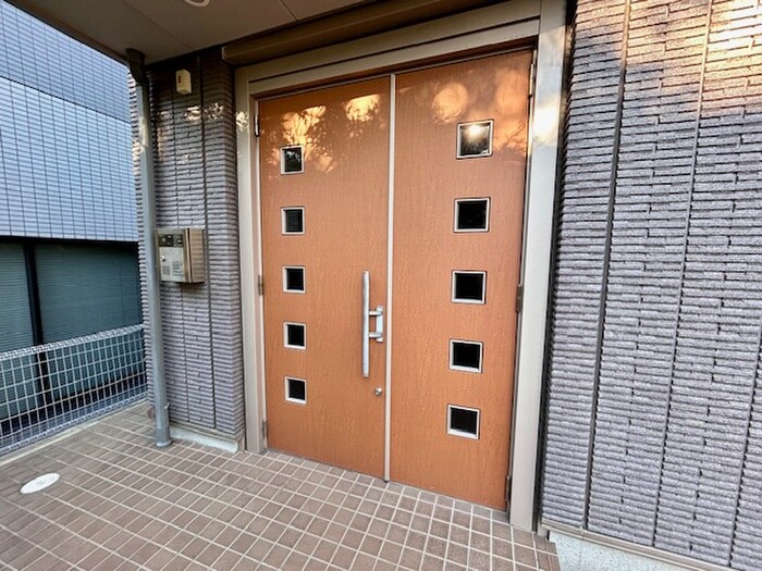 物件外観写真2　(エントランス部分)